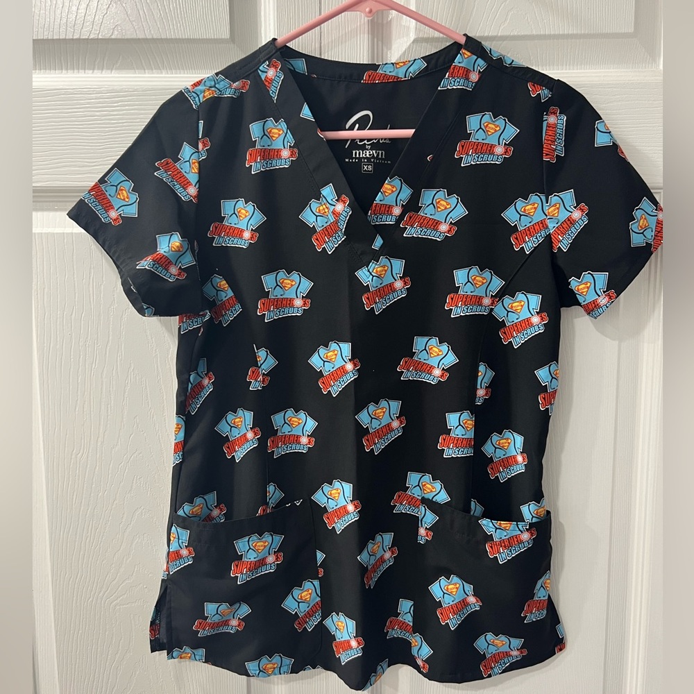 XS Maeven Scrub top